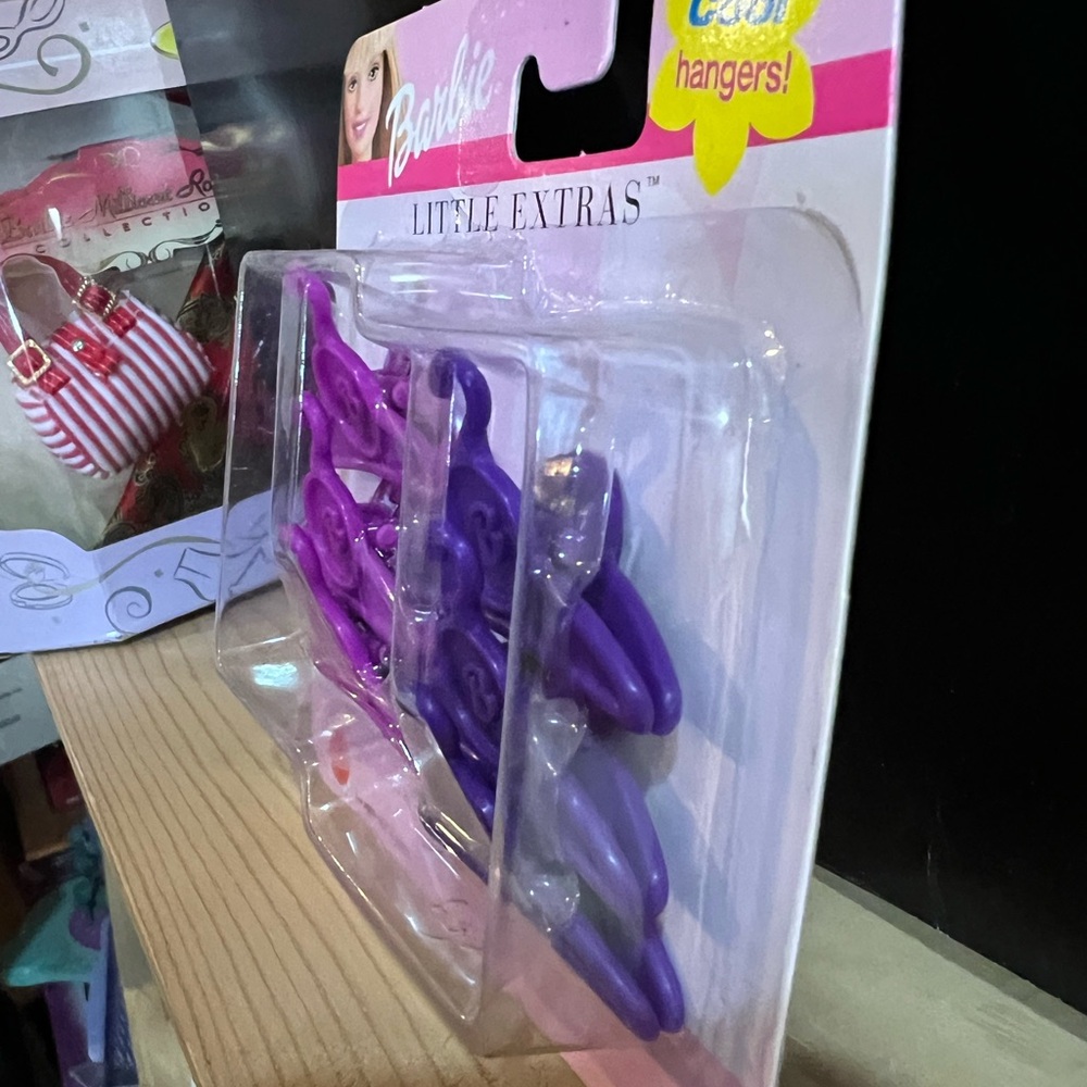 Barbie Little Extras Hangers - Dark Pink & Purple Hangers NRFB 2001 - Picture 2 of 4